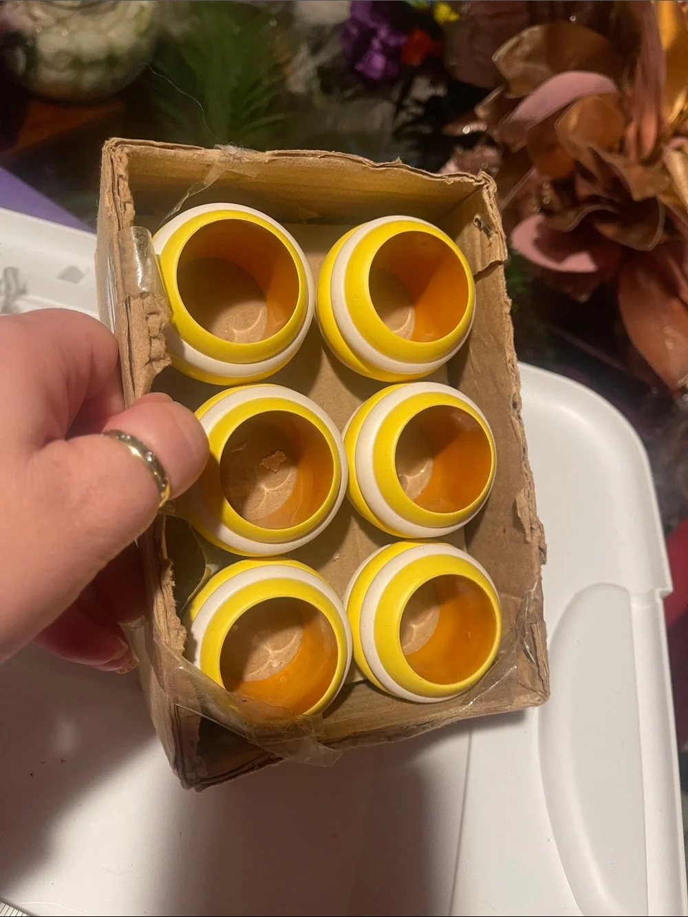 Set of 12 Yellow and White Napkin Rings new